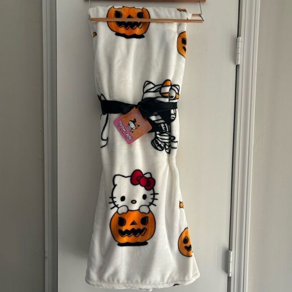 Hello Kitty Halloween Trick or Treat Blanket/ Throw - Picture 4 of 4